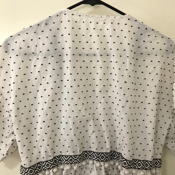 3/$15 Ellison white and black textured dot short sleeve peplum crop top size L - Picture 7 of 9